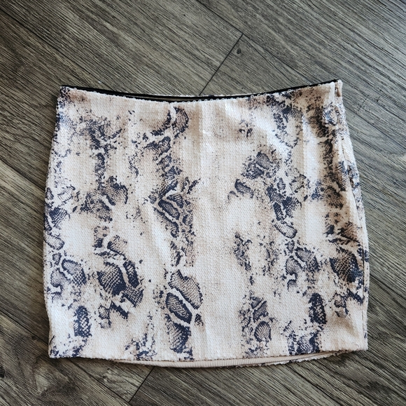 Bebe Snake Animal Print Sequin Mini Skirt Size Medium - Picture 1 of 7